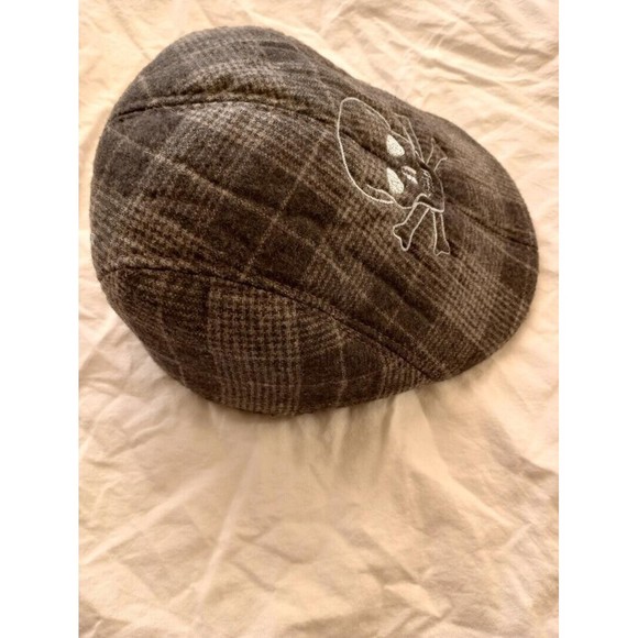 Newsboy Gray Fleece Cap with Embroidered Skull & Crossbones - Picture 3 of 5